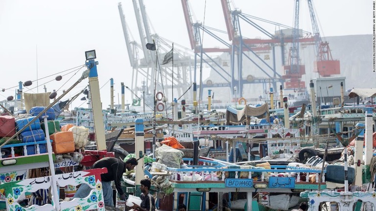 グワダルの港に漁船が係留されている様子/Bloomberg via Getty Images