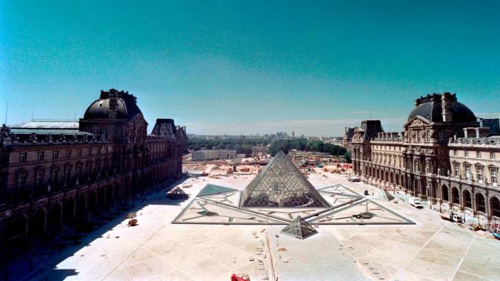 ピラミッドの建設現場を写した１９８８年７月の写真/JOEL ROBINE/AFP/Getty Images