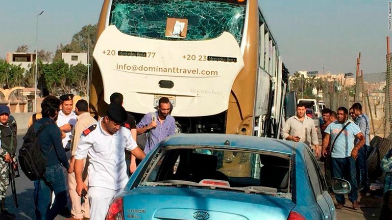 バスの近くで装置が爆発し、別の車のフロントガラスも損傷を受けた/Mohammed Salah/AP