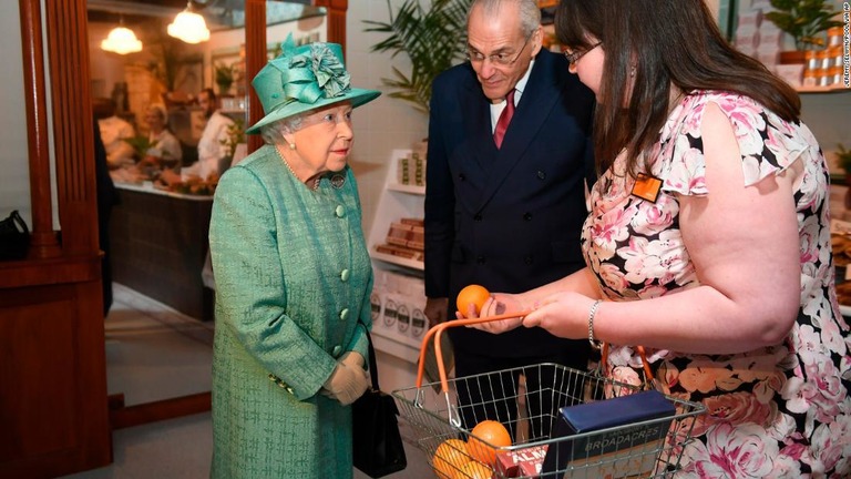 英エリザベス女王が老舗のスーパーでセルフレジの説明を受けた/Jeremy Selwyn/Pool via AP