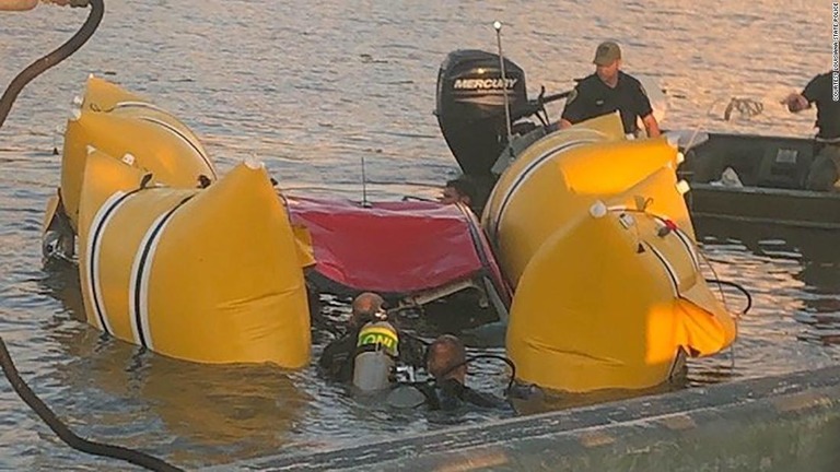 川にかかる可動橋を飛び越えようとして乗用車が転落。乗っていた男性２人が死亡した/Courtesy Louisiana State Police