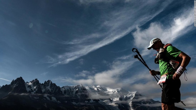モンブランの登山者に宿泊施設の予約が義務付けられた/JEFF PACHOUD/AFP/AFP/Getty Images