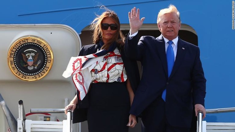 ロンドンに到着したトランプ米大統領夫妻/HANNAH MCKAY/REUTERS