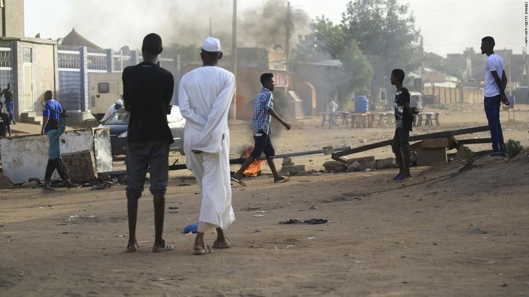 スーダンで起きた軍とデモ隊との衝突の死者が少なくとも６０人に上ることが分かった/-/AFP/AFP/Getty Images