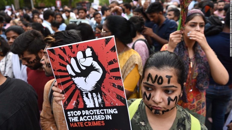 少女が犠牲となったレイプ事件を受けて抗議デモを行う人々＝１８年４月、ニューデリー/Hindustan Times/Hindustan Times/Hindustan Times via Getty Images