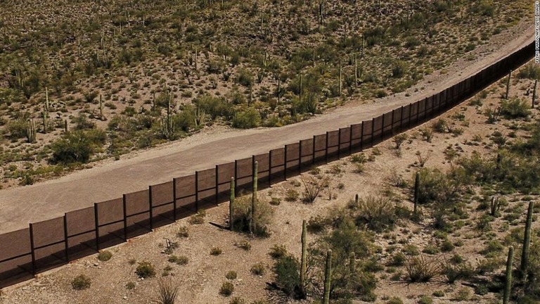 米メキシコ国境のフェンス/PEDRO PARDO/AFP/Getty Images