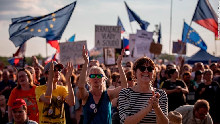 デモ参加者はバビシュ首相の退陣などを求めている/Getty Images/Getty Images Europe/Getty Images