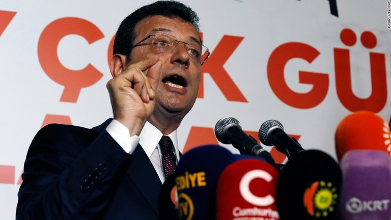 共和人民党のイマモール氏。イスタンブールのやり直し市長選で当選を確実にした/Burhan Ozbilici/AP