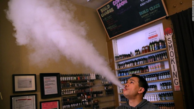 電子たばこの煙を吐き出す男性。サンフランシスコ市では事実上、電子たばこの販売が禁止となる/Justin Sullivan/Getty Images
