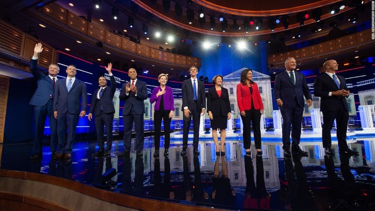 大統領選に向けた最初の討論会に臨んだ民主党候補者の面々/Saul Loeb/AFP/Getty Images