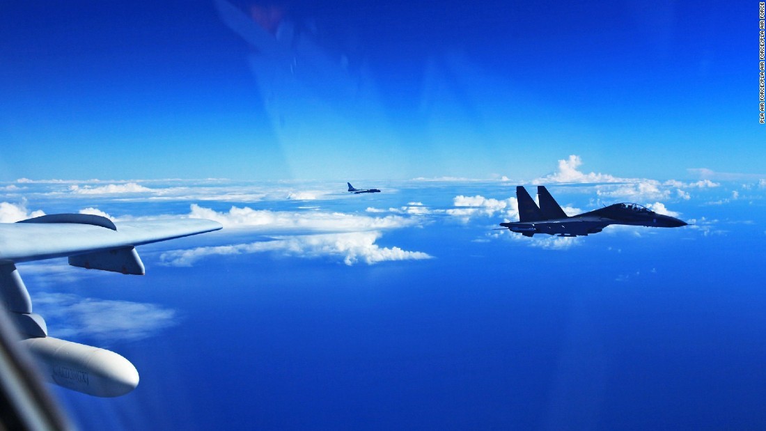 中国のＳｕ３０戦闘機。２０１６年に太平洋上を飛行する様子/PLA Air Force/PLA Air Force/PLA Air Force