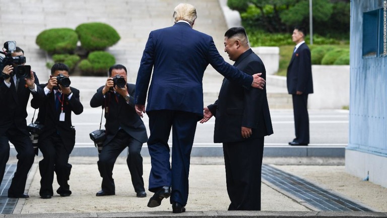 トランプ氏は現職の米大統領として初めて北朝鮮に入境した/Brendan Smialowski/AFP/Getty Images