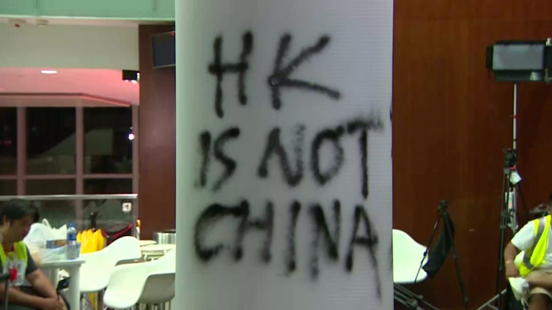 議場に突入したデモ隊は「香港は中国ではない」などと落書きした/CNN