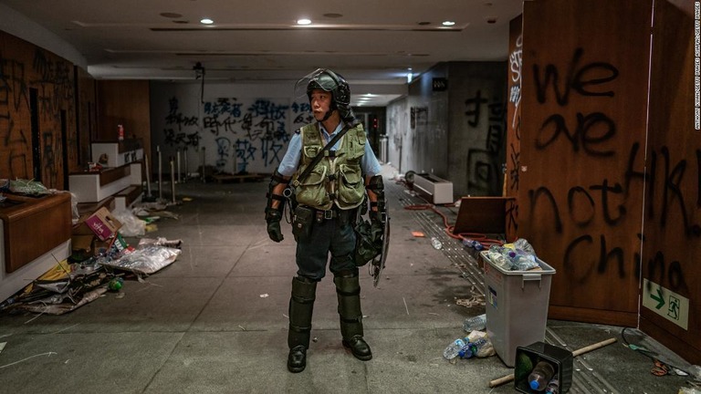 デモ隊が一時占拠した香港立法会の建物の中で警備につく武装警官/Anthony Kwan/Getty Images AsiaPac/Getty Images