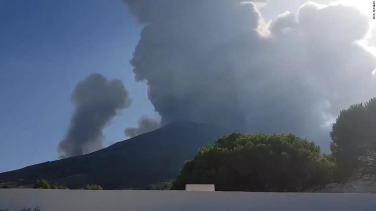 ストロンボリ島で噴火が起きた＝３日/Demi Cerveau