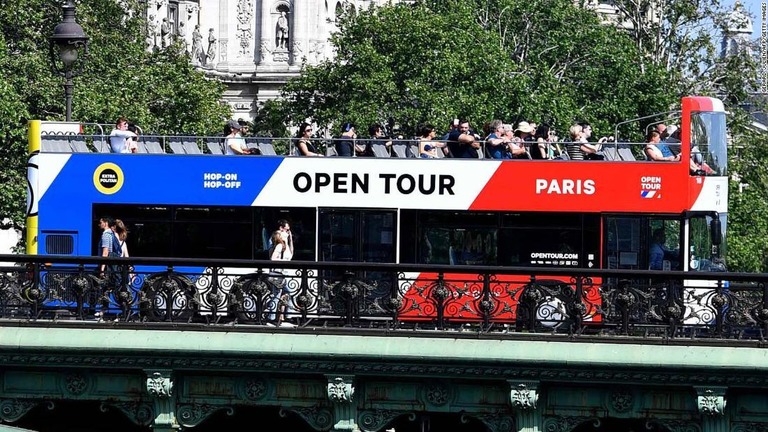パリ市がオーバーツーリズム対策の一環として観光バスの規制に乗り出す/GERARD JULIEN/AFP/Getty Images
