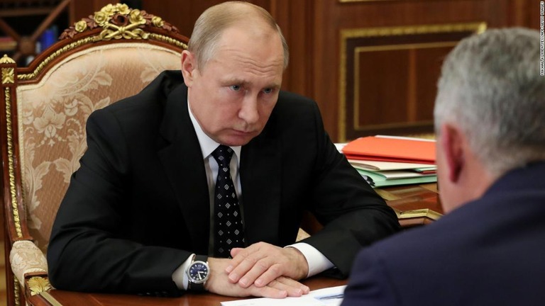 ショイグ国防相と協議するプーチン大統領/MIKHAIL KLIMENTYEV/AFP/Getty Images