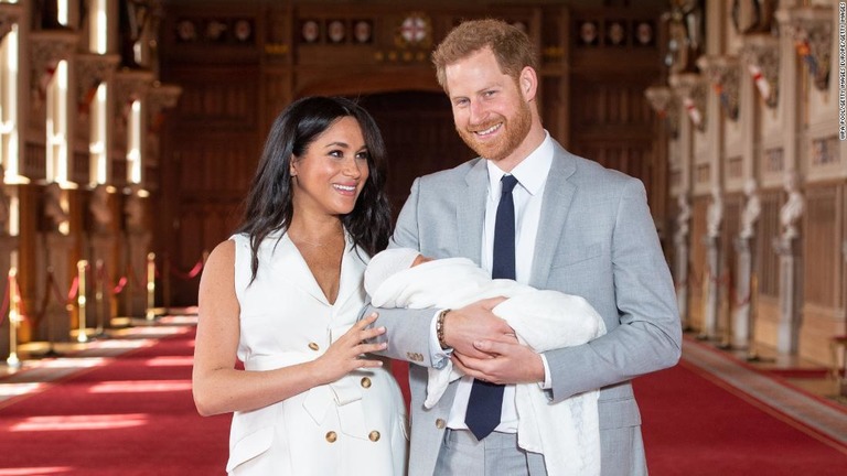 アーチー君を抱くヘンリー王子とメーガン妃/WPA Pool/Getty Images Europe/Getty Images