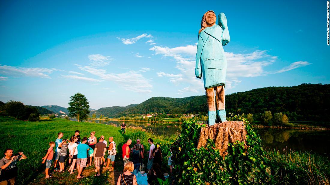 同郷の彫刻家が制作したメラニア米大統領夫人の等身大の像