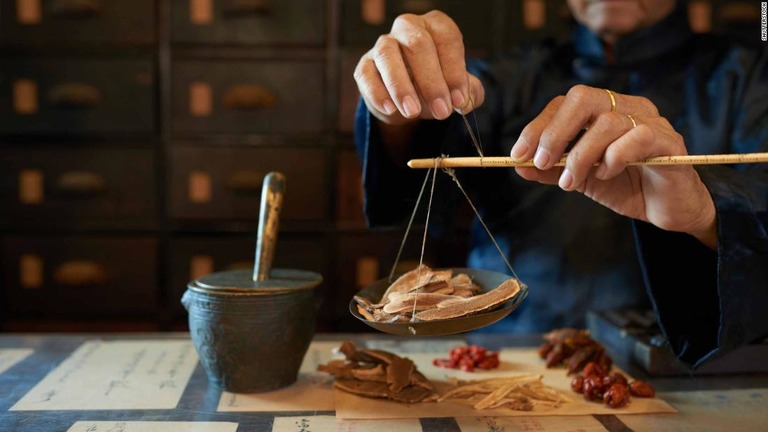 草根や木の皮などを使った漢方薬に代表される中国の伝統医学が、ＷＨＯに承認された/Shutterstock
