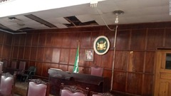 州議会議場の天井からヘビ落下、審議延期　ナイジェリア