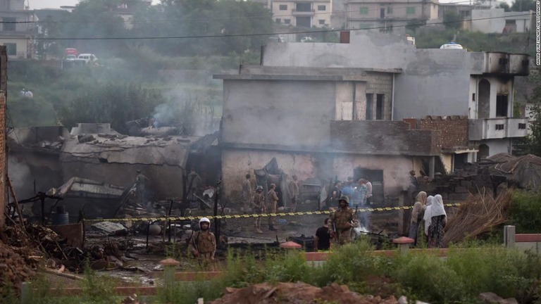 墜落現場の周囲で警戒にあたるパキスタン軍兵士/AAMIR QURESHI/AFP/Getty Images