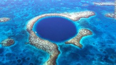 カリブ海のベリーズ珊瑚礁保護区内にある世界最大級の陥没穴、グレートブルーホール