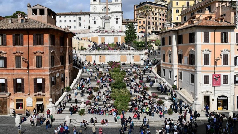 ローマの名所「スペイン階段」に座ることが条例で禁止された/Vincenzo Pinto/AFP/Getty Images
