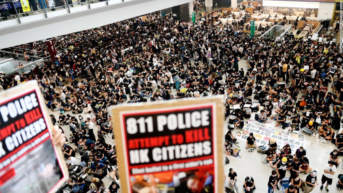 香港国際空港がデモ隊の占拠により一時閉鎖された/MANAN VATSYAYANA/AFP/AFP/Getty Images