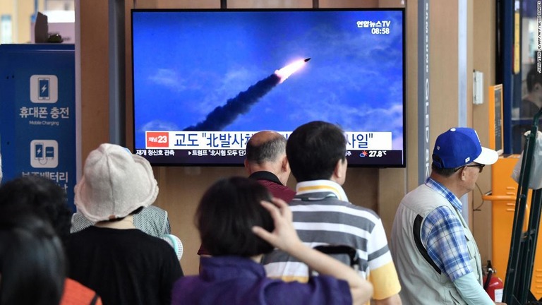 北朝鮮が未確認の飛翔体２発を発射した/JUNG YEON-JE/AFP/AFP/GETTY IMAGES