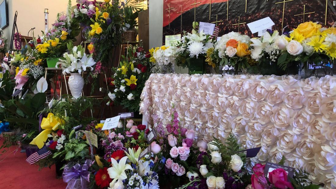 数百の花がマージー・レカードさんの葬儀に届いた/CNN