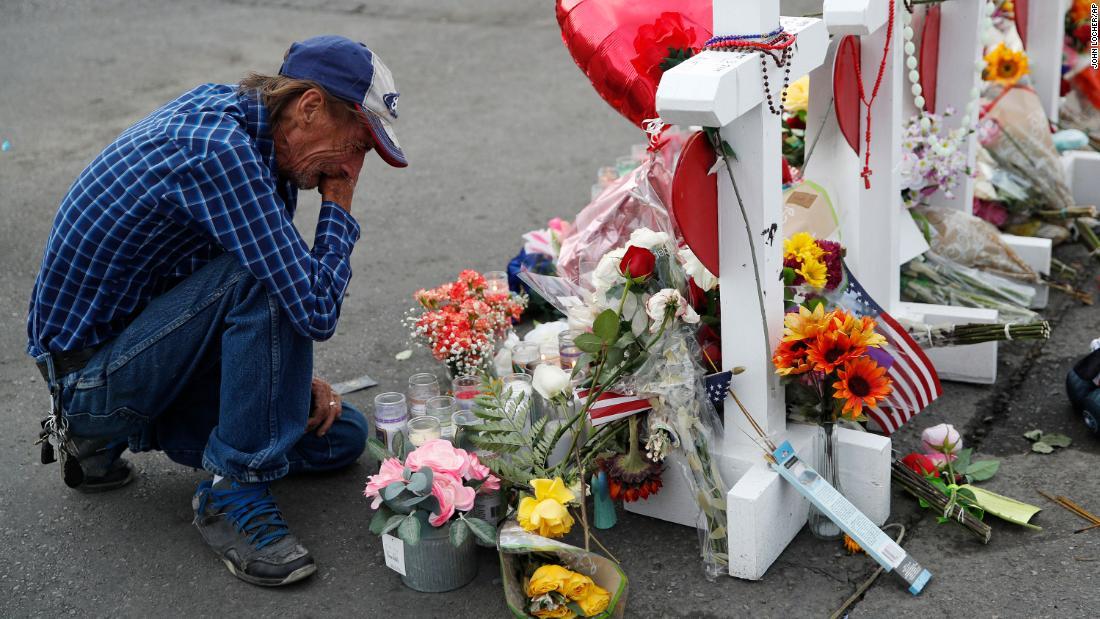 銃撃現場近くに設置された追悼の献花の前で涙する夫のアントニオ・バスコさん/John Locher/AP