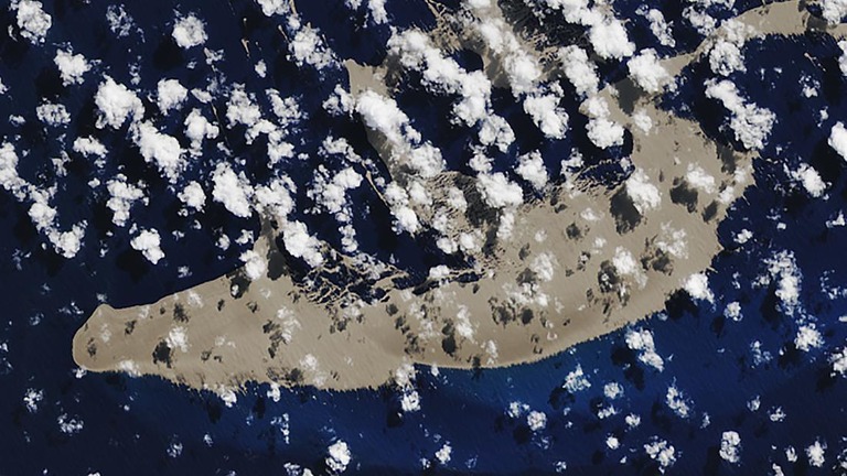 砂州のようにみえる無数の軽石の衛星画像。巨大な「いかだ」さながらに海を漂う/NASA's Terra satellite