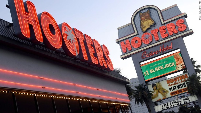 米ラスベガスのカジノホテル、フーターズをインドのホテルチェーンが買収する/Ethan Miller/Getty Images