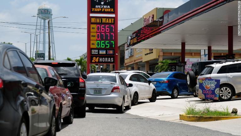 ガソリンスタンド前は車で渋滞＝２７日、プエルトリコ・マヤゲス/Ricardo Arduengo/Reuters