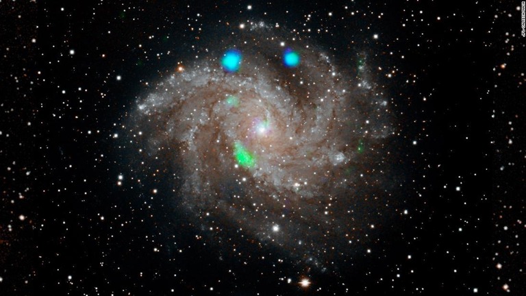 ２２００万光年彼方の銀河で、青と緑に輝くなぞの光を観測/JPL-Caltech/NASA