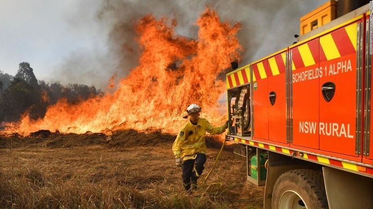 オーストラリア東部で大規模な山火事が猛威を振るっている/Darren England/EPA-EFE/Shutterstock