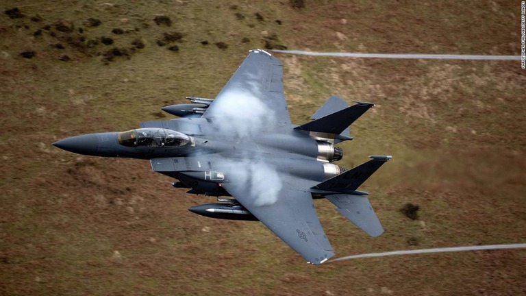 英国でスカイダイバーとＦ１５戦闘機が危うく衝突する事態が発生/Christopher Furlong/Getty Images