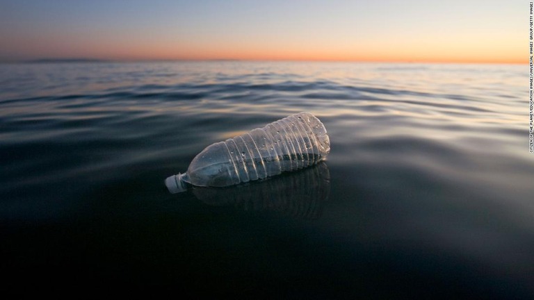 プラスチックに代えて生分解性素材を使用しても環境への影響は変わらないという/Citizen of the Planet/Education Images/Universal Images Group/Getty Images