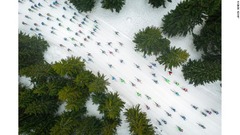 競い合うスキーヤーたちを上空から撮影した作品「カラフルな魚の群れ」。ヤツェク・デネカ氏が撮影した本作が、今年の最優秀作品に輝いた