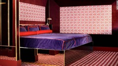 幅約３．３メートルのベッドを備えたカーラさんの寝室