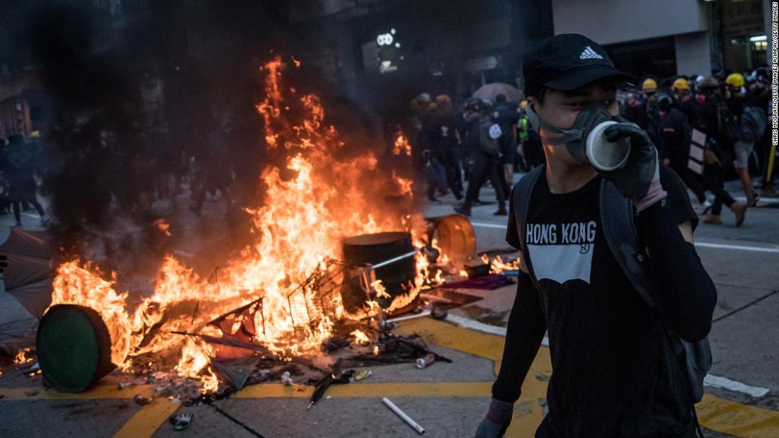 香港島北側の湾仔でデモ隊が警察と衝突/Chris McGrath/Getty Images AsiaPac/Getty Images