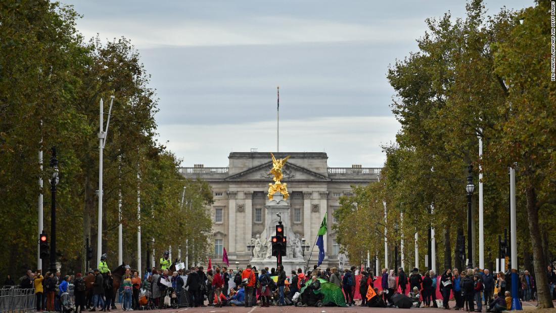 活動家がバッキンガム宮殿につながる通りを封鎖する様子/BEN STANSALL/AFP via Getty Images