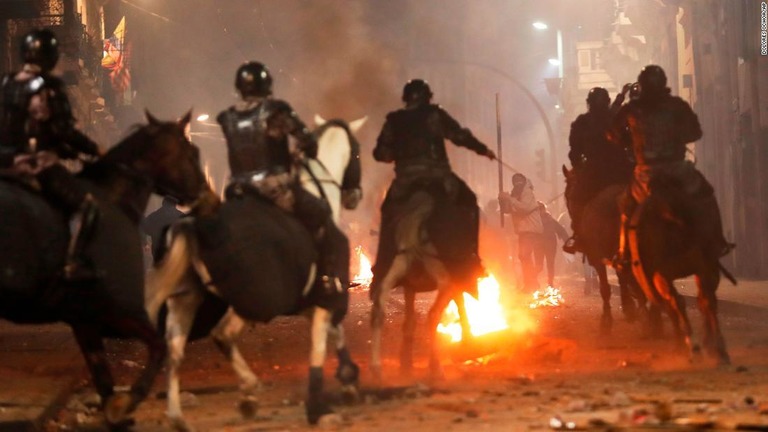 抗議デモ隊と対峙（たいじ）する警官隊/Dolores Ochoa/AP