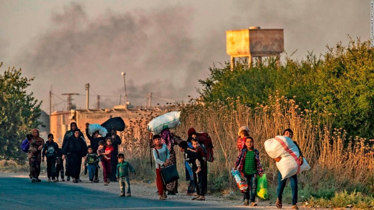 トルコによる軍事攻撃を受け、避難を余儀なくされる人々/Delil Souleiman/AFP/Getty Images