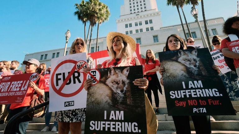 毛皮製品の禁止を訴える人々＝２０１８年９月、米ロサンゼルス/Richard Vogel/AP