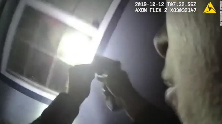 警察が公開したボディーカメラの映像。黒人女性を射殺したとして元警官が殺人容疑で逮捕された/Fort Worth Police Department