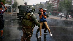 暴動続くチリ　外出禁止令延長、首都まひ状態　市民の不満噴出