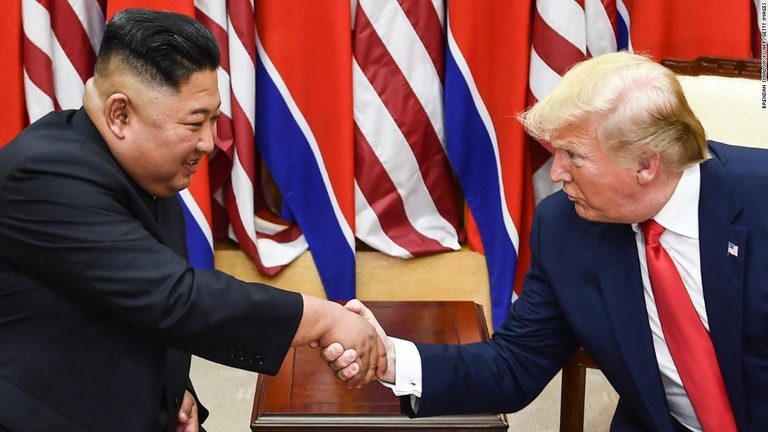 金正恩氏（左）がトランプ大統領と「特別な関係」を築いていると明言したという/Brendan Smialowski/AFP/Getty Images
