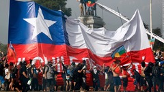 チリ大統領、全閣僚に辞任要請　抗議デモ受け内閣改造へ